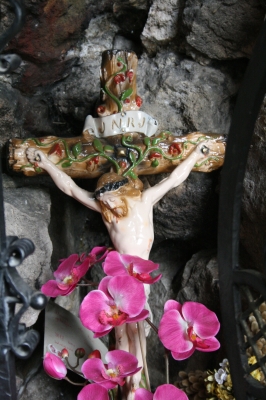 Kreuz hinter Orchideen