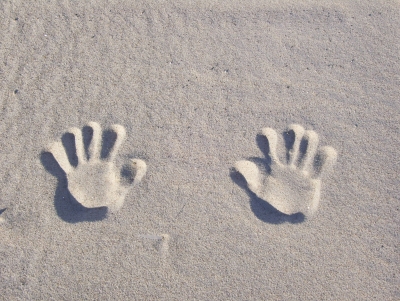 Hände im Sand
