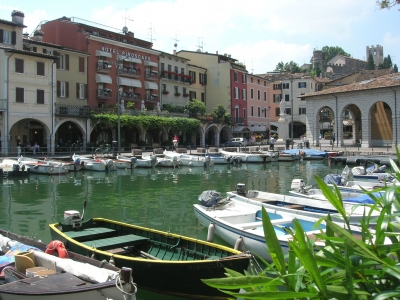 Der malerische "alte Hafen" von Desenzano am Gardasee