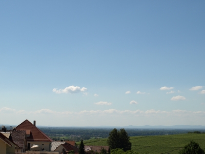 Blauer Himmel über Varnhalt