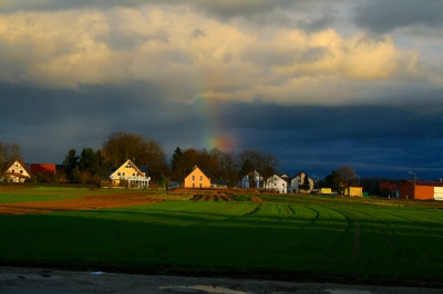 Wolken Sonne und Regenbogen