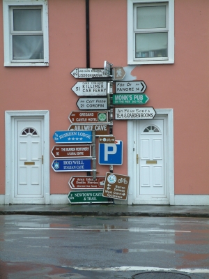 Verkehrsschilder an Hauswand (in Irland)