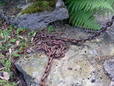 rostige Kette auf Stein