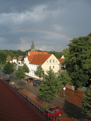 Kirche von Regenbogen überdacht