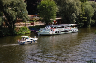 Ausflugsdampfer mit Beiboot zu Essen-Werden