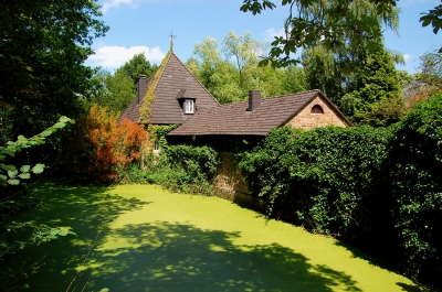 Der ultragrüne Burggraben des Schloss Hugenpoet zu Essen-Kettwig