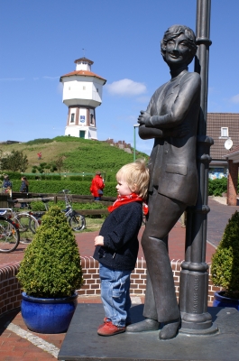 Lale Andersen mit Mädchen und Wasserturm