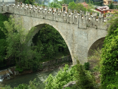 historische Brücke im Maira-Tal