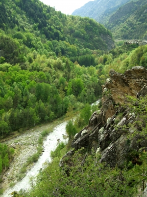 Flusstal mit Felsen