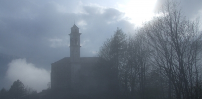 Bergkirche im Wolkennebel