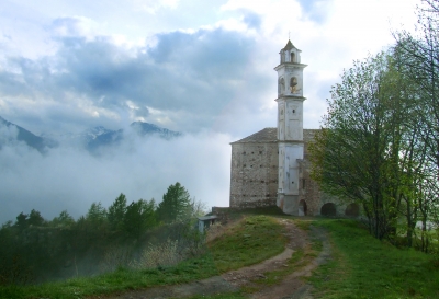Bergkirche mit Weg und Wolken
