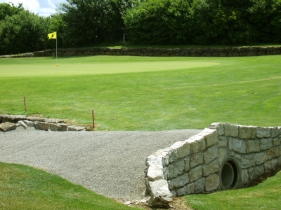 Golfplatz mit Brücke und Grün