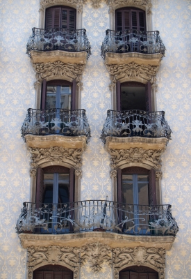 Barcelona: Fassade mit Balkonen im Eixample