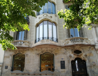 Barcelona: Fassade mit Balkonen im Eixample