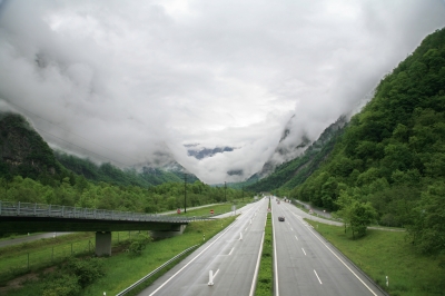 Alpenautobahn mit Regenwolken