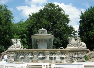 München: Der Wittelsbacher Brunnen am Lenbachplatz
