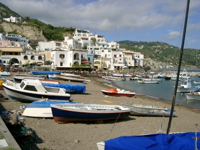 Hafen und Ort Sant'Angelo auf Ischia