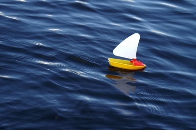 Plastikboot auf hoher See