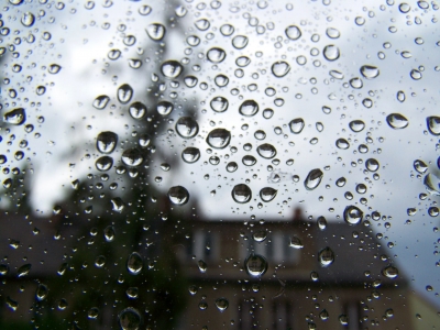 Regentropfen an Fensterscheibe