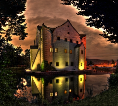 Wasserschloss (aus 12 Bildern in HDR)