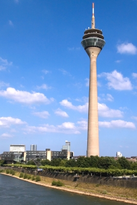 Rheinturm mit Rhein