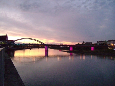 Stadtbrücke bei Abenddämmerung