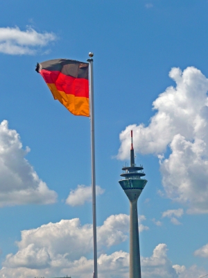 Fernsehturm mit Flagge