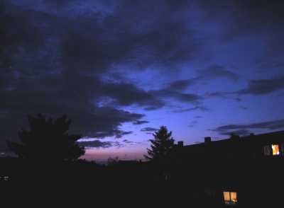 Blaue Stunde - schwarze Wolken.........