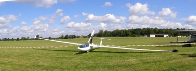 modernes Segelflugzeug mit zusätzlichem Propeller