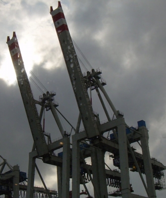 Kräne zum Beladen von Schiffen im Hamburger Hafen