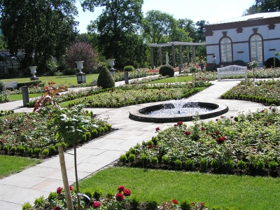 Rosengarten, Springbrunnen und Rosenhaus