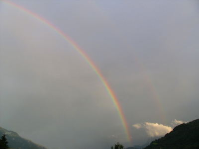 Südtirol: Regenbogen über Lana