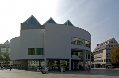 Stadthaus am Ulmer Münsterplatz im Gegenlicht