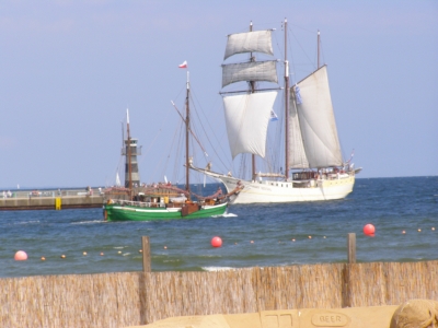 zwei Segelschiffe begegnen sich