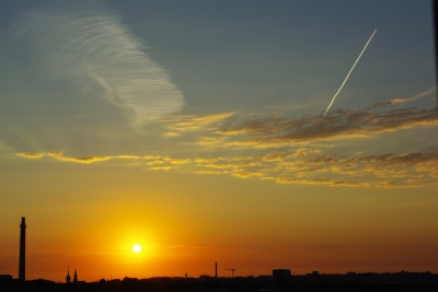 Skyline, Kondenssterifen und Morgensonne