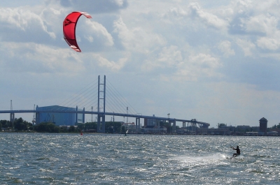 Kitesurfer und Rügenbrücke