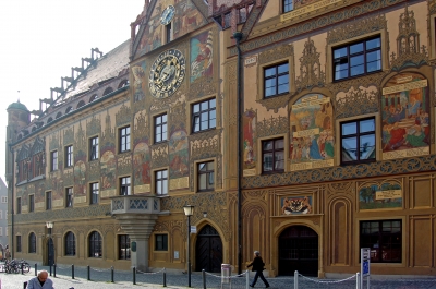 Rathaus Ulm im Gegenlicht
