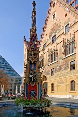Brunnen auf dem Marktplatz vor dem Ulmer Rathaus