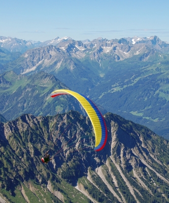 Paraglider vor Alpenpanorama