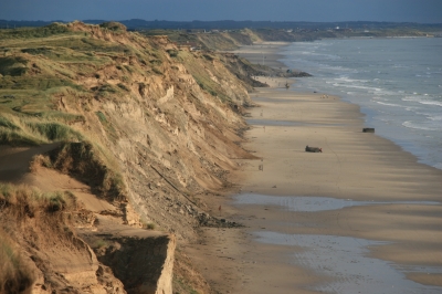 Sandstrand mit Steilküste