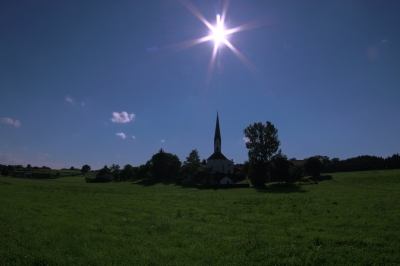 Sonne über Kirche