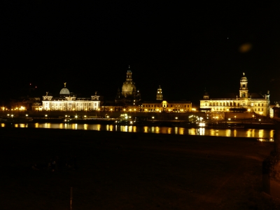 Blick auf die Brühlsche Terrasse in Dresden bei Nacht