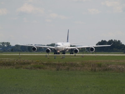 Lufthansa Airbus A340 400 - von vorne -
