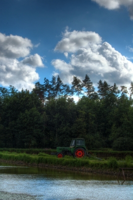 Traktor am See