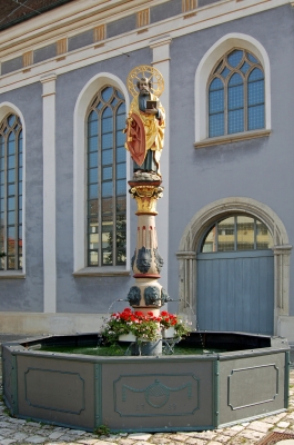 »Peterskasten« vor der ehem. Dreifaltigkeitskirche in Ulm