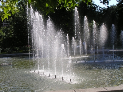 von Sonne beleuchtete Wasserfontänen