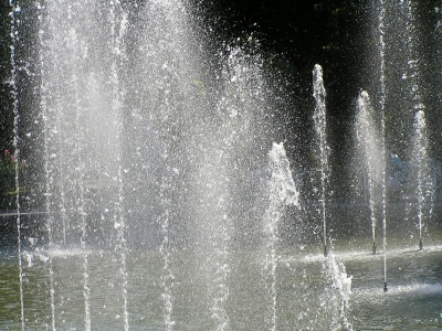 Wasserfontänen im Springbrunnen