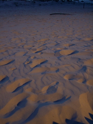 Fußabdrücke im Nachtsand