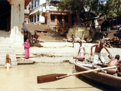 Am Gangesufer  der heiligen Stadt Varanasi ( Benares ) in Indien