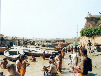 Am Gangesufer  der heiligen Stadt Varanasi ( Benares ) in Indien